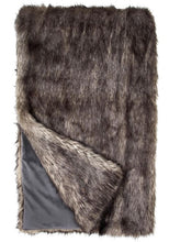 Cargar imagen en el visor de la galería, COBIJA GRIS LOBO