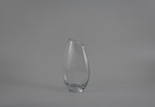 Cargar imagen en el visor de la galería, FLORERO VIDRIO ANGULO EN BORDE 11.5X6.5X20.5cm