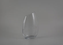 Cargar imagen en el visor de la galería, FLORERO VIDRIO ANGULO EN BORDE 15.5X8X25.5CM