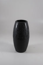 Cargar imagen en el visor de la galería, Florero Cilindrico Cincelado Negro Brillante