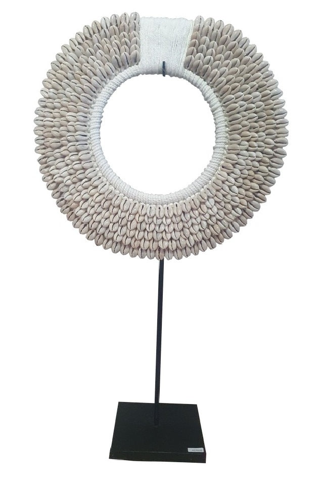 Collar de Concha con Base de Acrílico