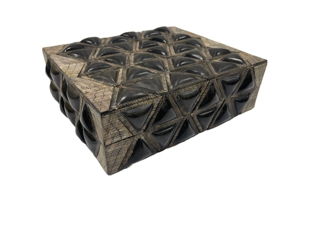 Caja Hueso Triángulos Negra