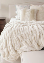 Cargar imagen en el visor de la galería, Cobija Snow Mink
