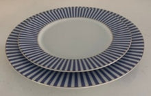 Cargar imagen en el visor de la galería, Set de platos porcelana rayas azul c/blanco 12 de 21 cm y 12 de 17cm