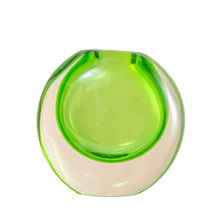 Cargar imagen en el visor de la galería, Florero Verde Traslucido