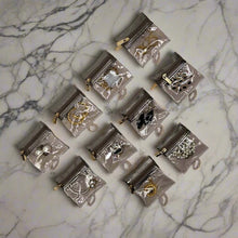 Cargar imagen en el visor de la galería, Estuche con mini bolsitas bronce