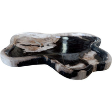 Cargar imagen en el visor de la galería, Plato Irregular Madera Petrificada